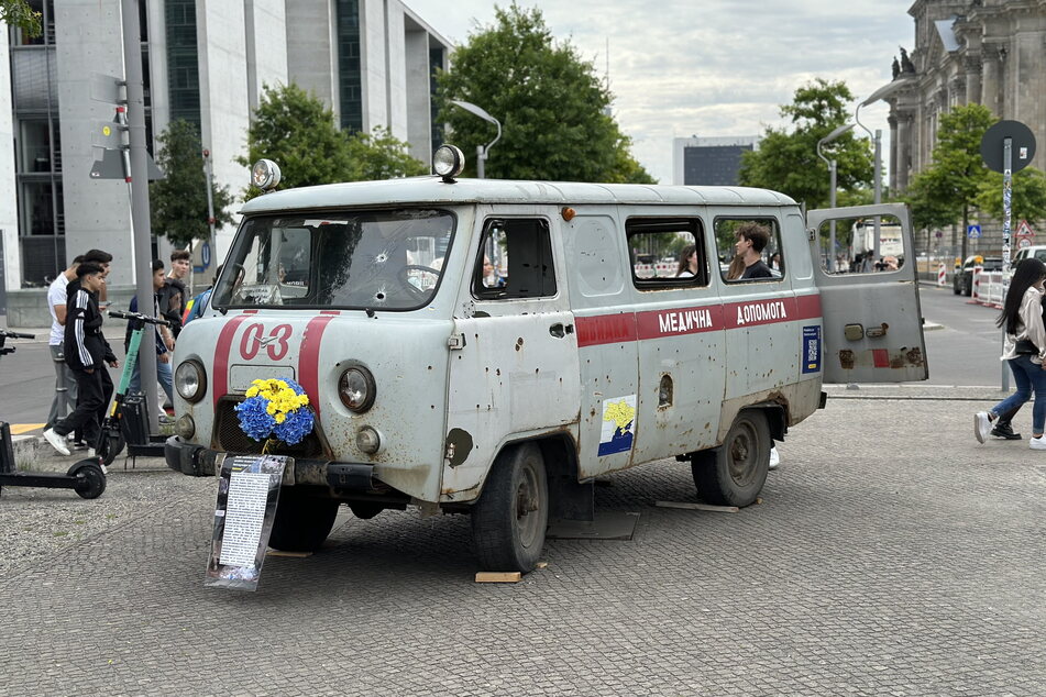 Von Kugeln durchsiebt: Dieser zerschossene Krankenwagen aus der Ukraine wird am Wochenende in Dresden ausgestellt.