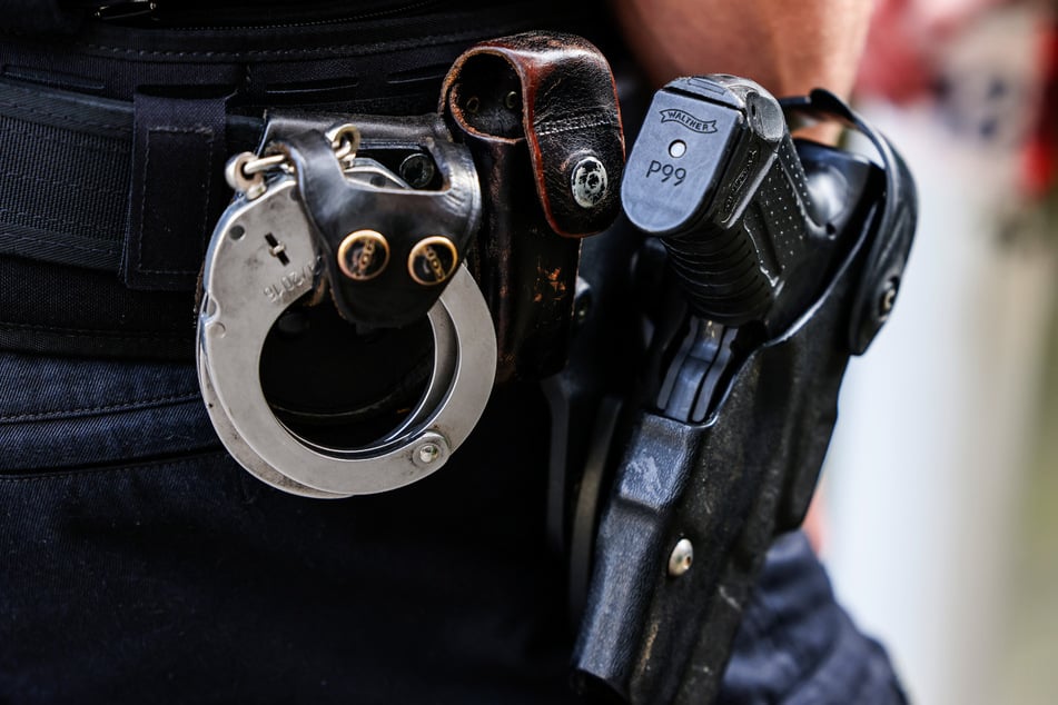 Der 23-Jährige soll vorgehabt haben, seiner Freundin die Funktionsweise der Dienstwaffe zu demonstrieren und sie dabei aus eineinhalb Metern erschossen haben. (Symbolbild)