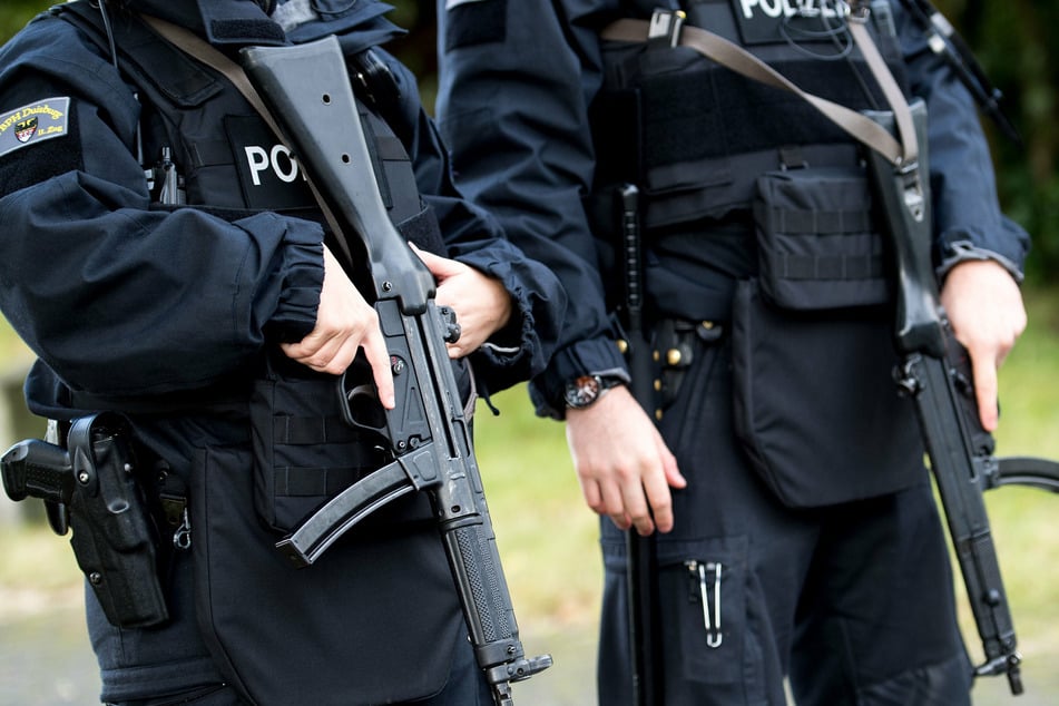 300 Polizisten waren an den Durchsuchungen beteiligt. (Symbolbild)