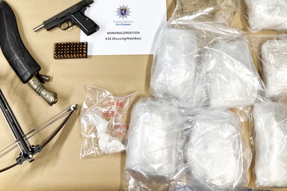 Neben über zwei Kilogramm Drogen fanden die Ermittler eine scharfe Pistole mit Munition sowie Armbrüste mit entsprechenden Bolzen.