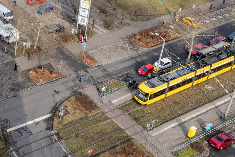 Dresden: Grusel-Vorfall in Prohlis: Mann bedroht Leute mit Axt und beschädigt Ticketautomaten