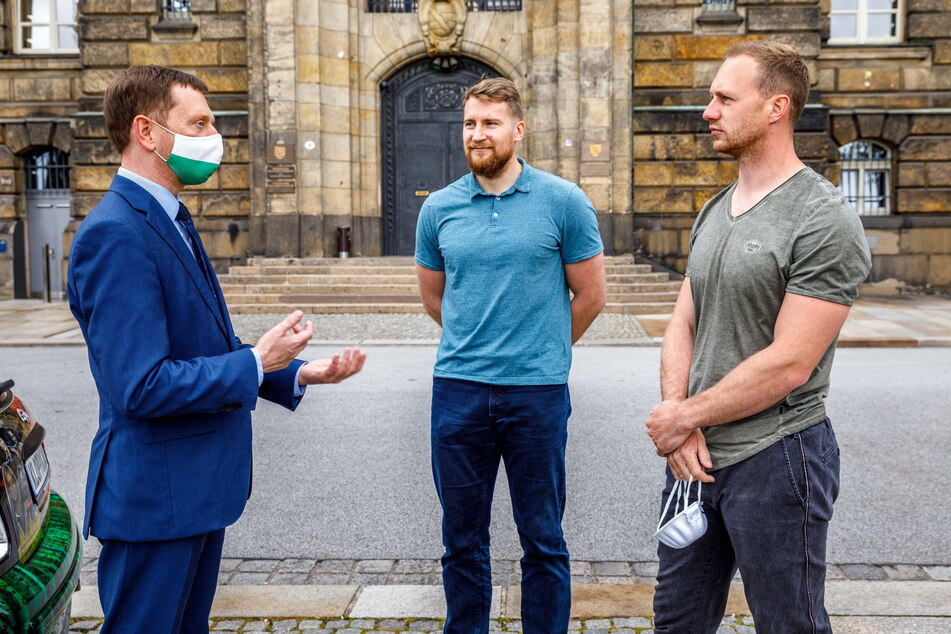 Gipfeltreffen vor der Staatskanzlei: MP Michael Kretschmer (46, CDU, v.l.) mit den Bob-Assen Martin Grothkopp (34) und Francesco Friedrich (31)