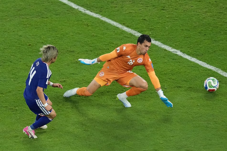 Tunesien-Keeper Aymen Dahmen (29, rechts) musste viermal hinter sich greifen.