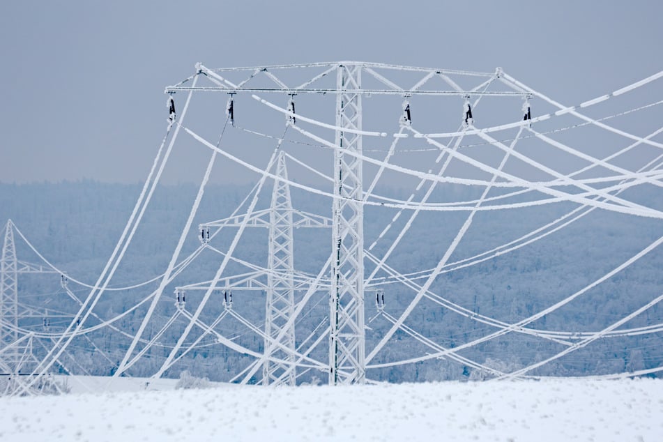 Der Dauerfrost hat im Harz zu vereisten Halteseilen von Hochspannungsleitungen geführt.