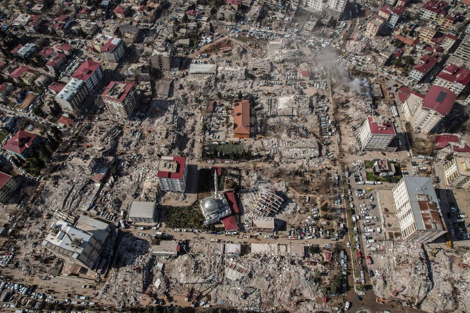 Blick auf ein zerstörtes Stadtzentrum im türkisch-syrischen Grenzgebiet.