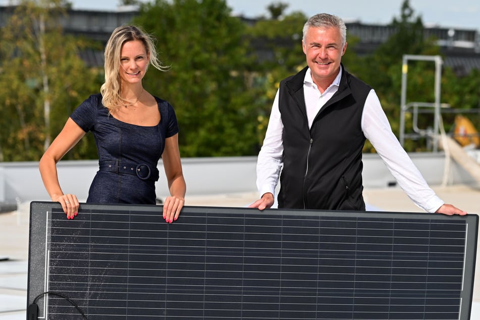 Die Projektplaner Sophie Risse (36) und Jens Mittau (56) stellten auf dem Dach eines Reinigungsunternehmens in Leuben am Dienstag Dresdens erste Solar-Ultraleichtmodule auf.