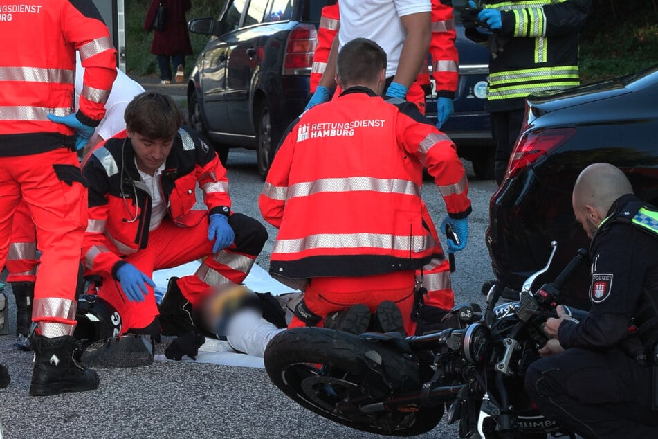 Crash zwischen Auto und Motorrad: Biker landet im Krankenhaus