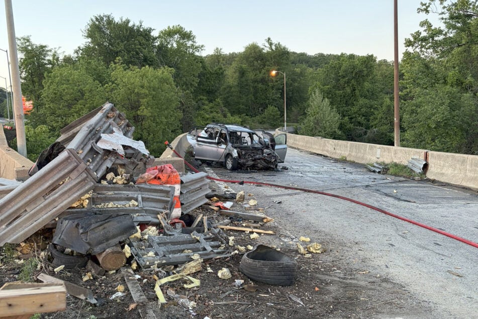 Nach dem Aufprall gegen die Betonbarriere wurde der Wagen regelrecht zerfetzt, Trümmerteile verteilten sich über die Fahrbahn.