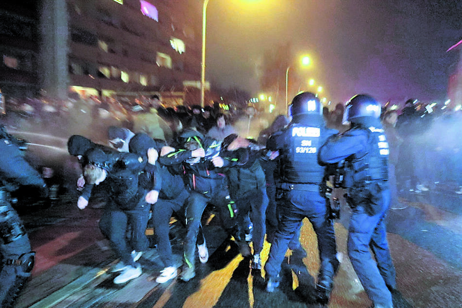 Mit Pfefferspray versuchte die Polizei, den Mob in Bautzen zu stoppen.