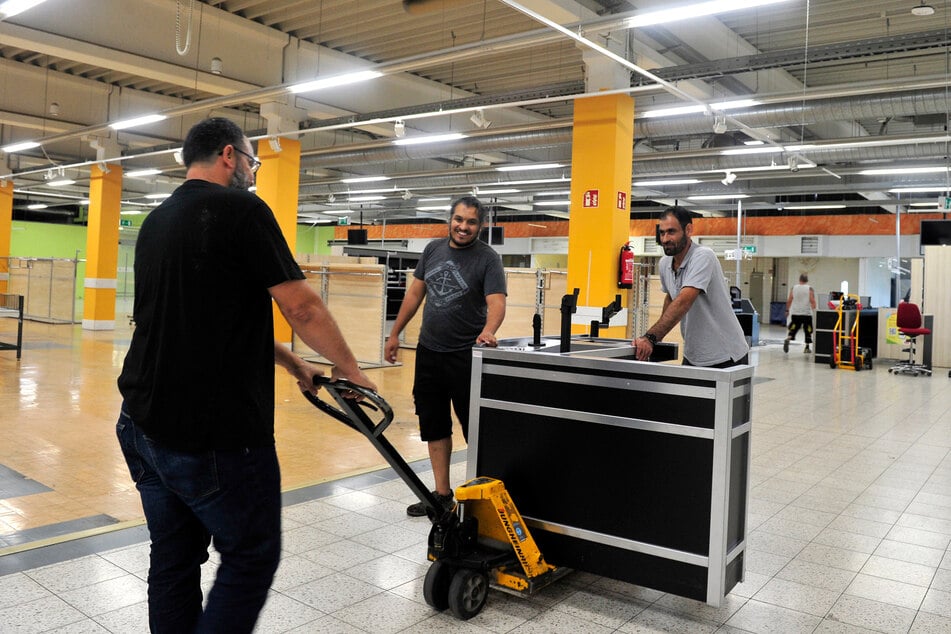 Mossab (36, M.) war für seinen arabischen Dortmunder Supermarkt in Riesa shoppen.