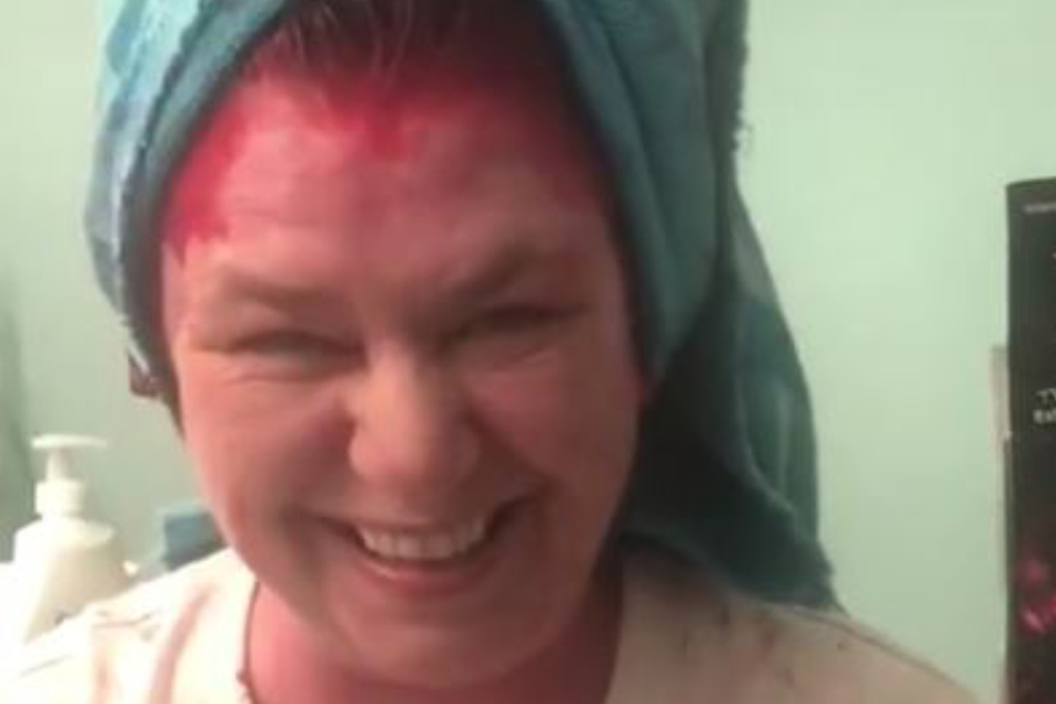 This mother found out the hard way that dyeing hair is not so easy.