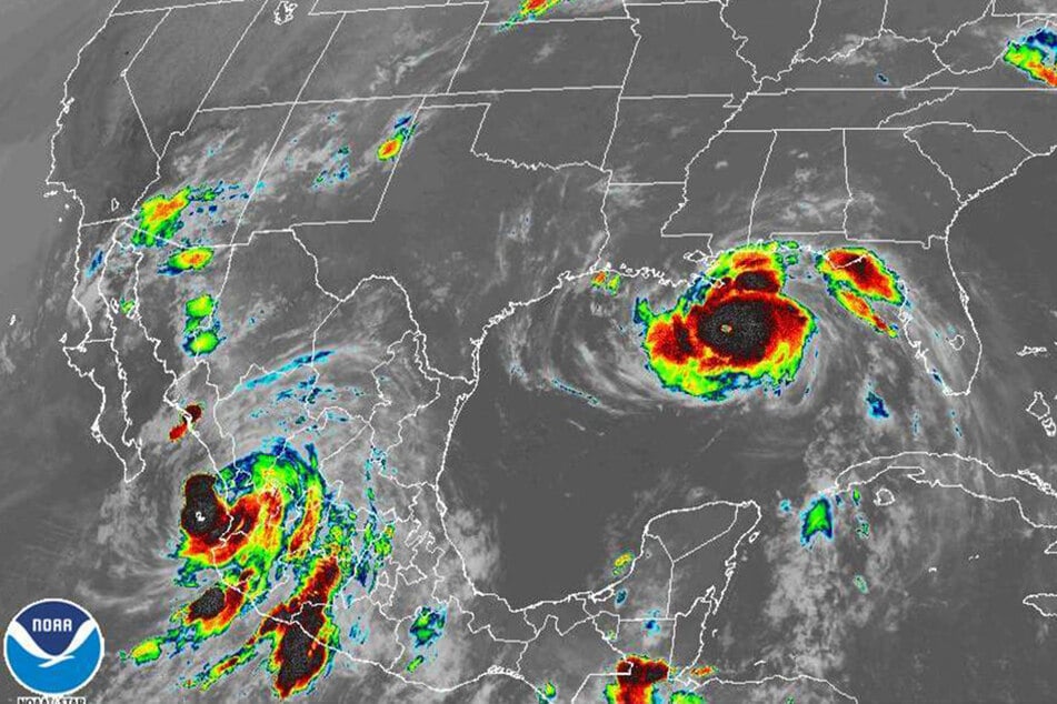 Das Bild der National Oceanic and Atmospheric Administration (NOAA) zeigt die Hurrikans "Nora" (unten links) und "Ida" (rechts).