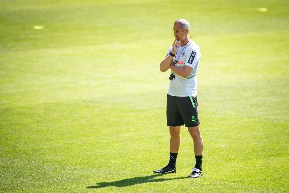 Fohlen-Coach Adi Hütter (51) hat sich schon seine Gedanken gemacht, was genau er von den Spielern im Trainingslager sehen möchte.