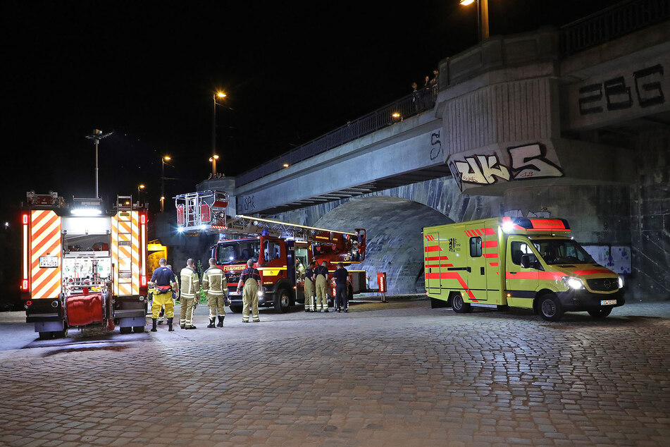 Die Einsatzkräfte an der Marienbrücke in Dresden.
