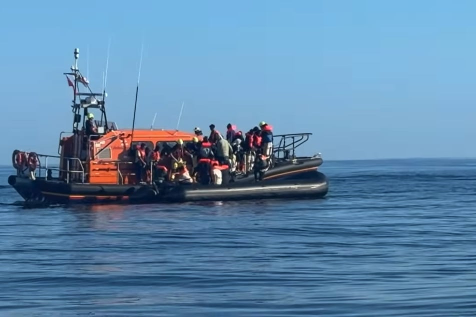 Die britische Seenotrettungsorganisation RNLI nahm die Migranten bei sich auf und fuhr sie ins britische Dover.