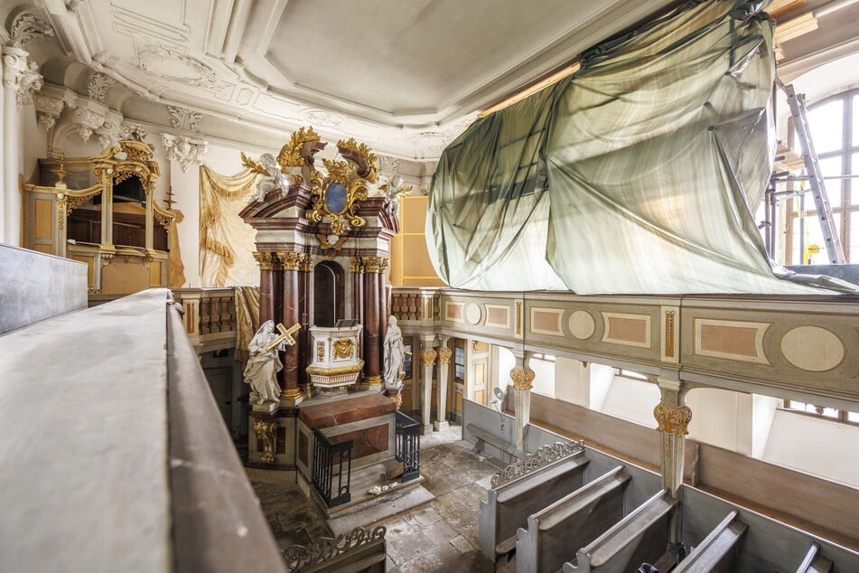 Ein Gerüst stützt seit fast zwei Jahren die Decke der Schlosskirche.