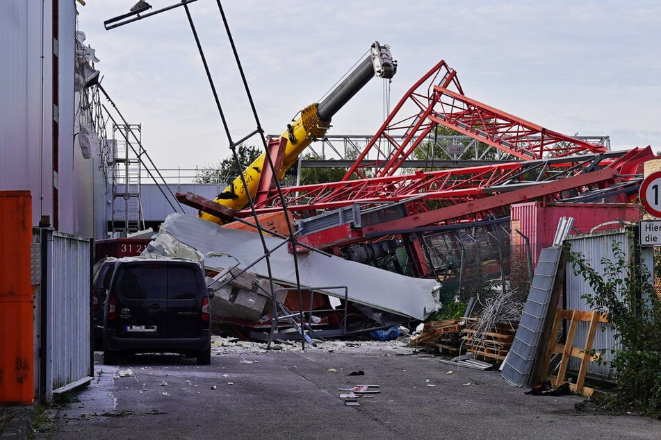 Im Koblenzer Stadtteil Kesselheim stürzte am Mittwoch ein 30 Meter hoher Baukran auf ein Firmengebäude.