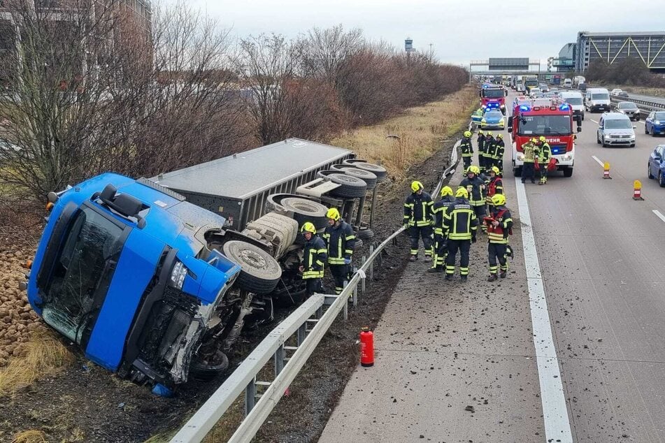 Der Verkehr wird auf zwei Spuren an der Unfallstelle vorbeigeleitet.