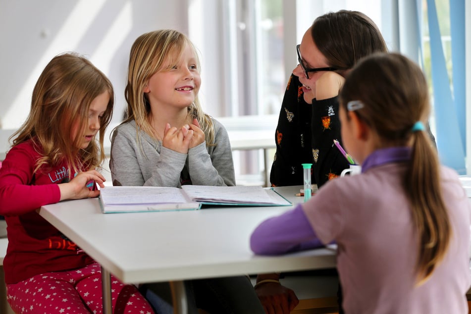 Lesende Kinder in einer Grundschule: Mit zunehmenden Alter steigt bei Heranwachsenden der Konsum digitaler Medien drastisch an. (Symbolbild)