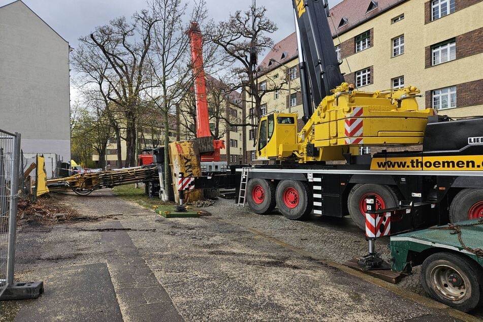 Zwei Autokrane rückten an, um den umgestürzten Bagger wieder aufzurichten.