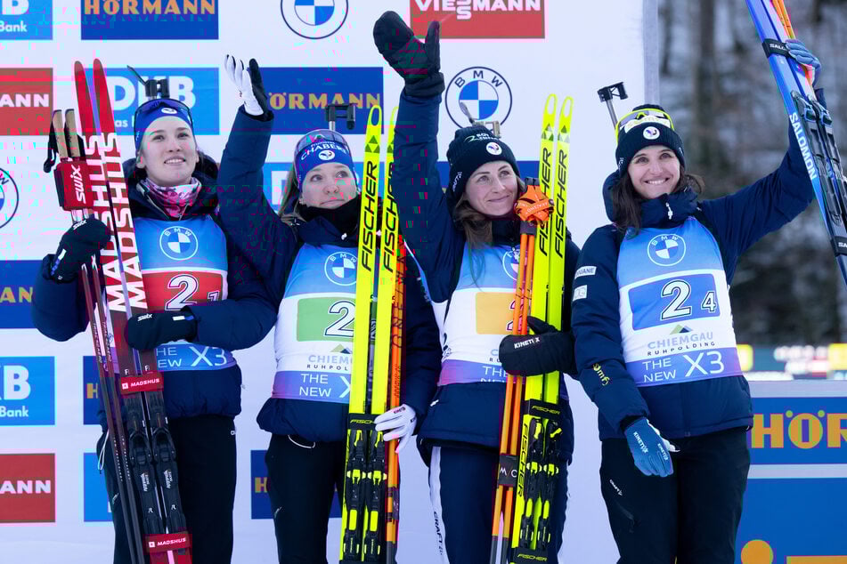 Das französische Team blieb trotz des schwelenden Rechtsstreits professionell, Justine Braisaz-Bouchet (29, 2.v.r.) und Simon (r.) standen mehrfach gemeinsam auf dem Podest und lachten in die Kameras.