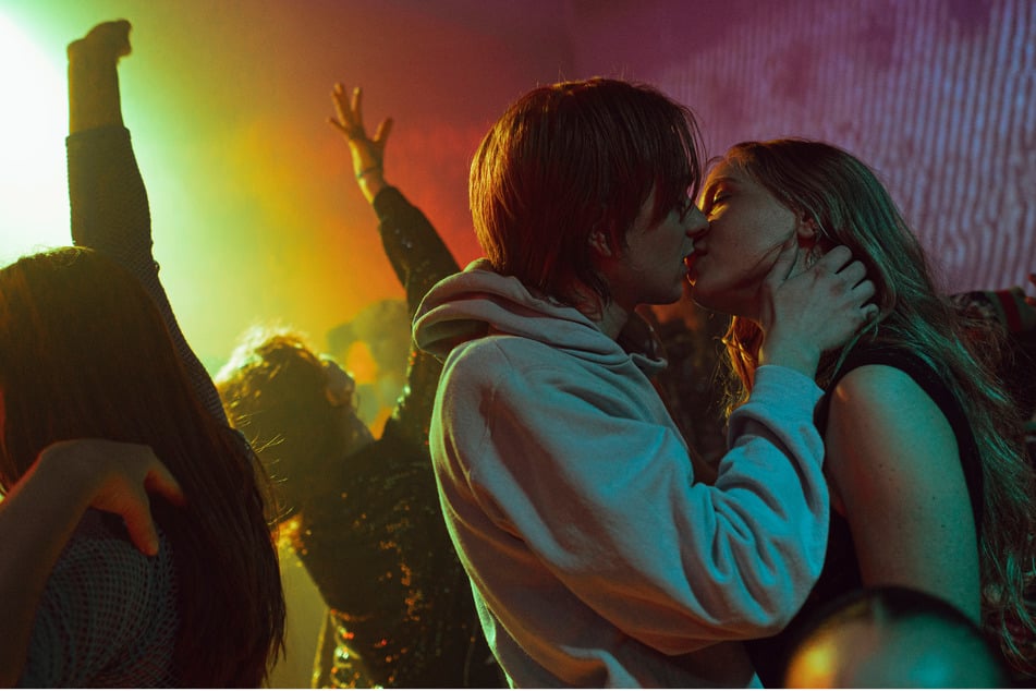Franz (Laurids Schürmann, 20) und Zoe (Lena Klenke, 27) küssen sich im Club in einer Szene aus "Flunkyball".