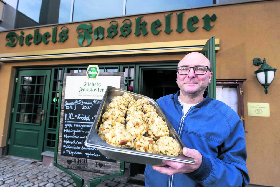 In "Diebels Fasskeller" hält Restaurantleiter Bernd Roya (52) selbst gemachte Riesenknödel parat.