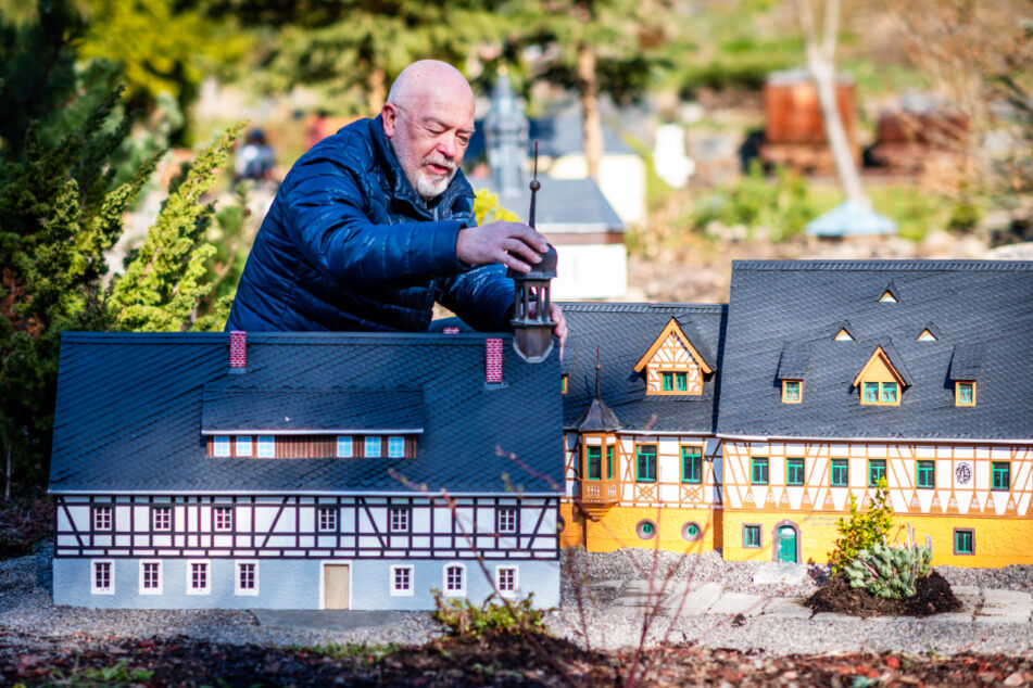 Horst Drichelt (70), Vereinsvorsitzender des Klein-Erzgebirge, arbeitet an einem neuen Areal im Park.