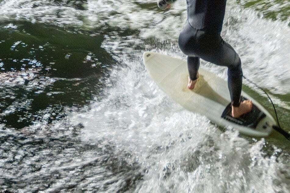 Das Surfen im Münchner Eisbach ist wieder erlaubt. Allerdings gibt es neue Regeln und Maßnahmen.