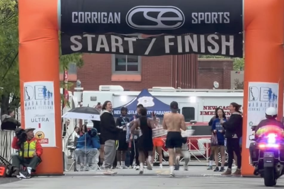 Kurz vor dem Ziel sah sich der Läufer schon als Sieger, doch der Konkurrent sprintete noch vorbei.