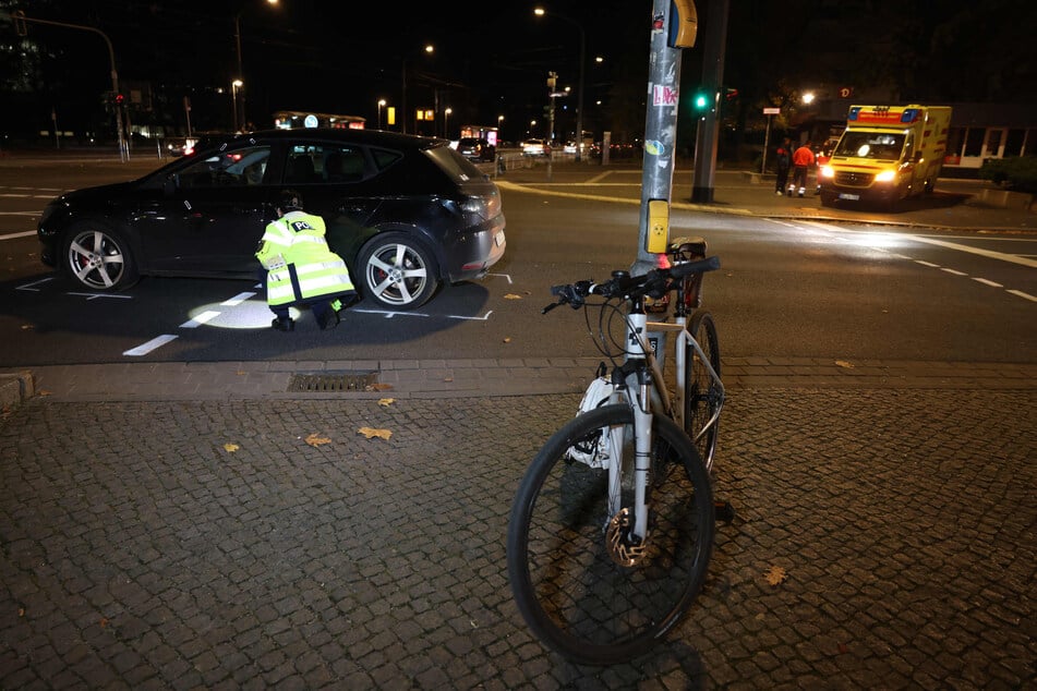 Am Mittwochnachmittag ist ein Radfahrer am Straßburger Platz gegen ein Auto geprallt.