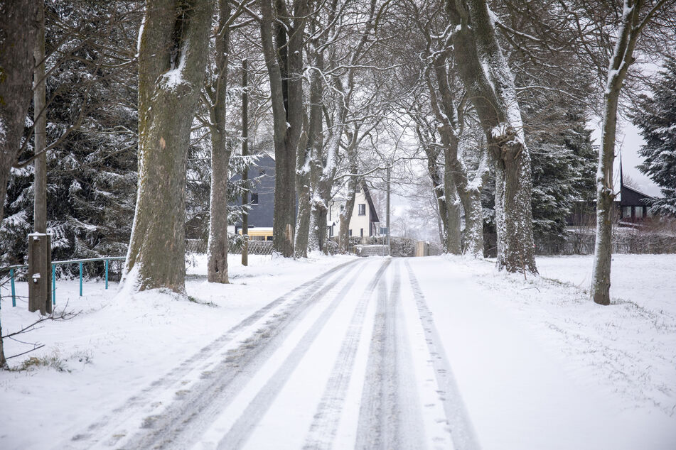 Schneeweiß waren die Straßen in Annaberg-Buchholz am Freitagmorgen. Der Winter ist zurück.