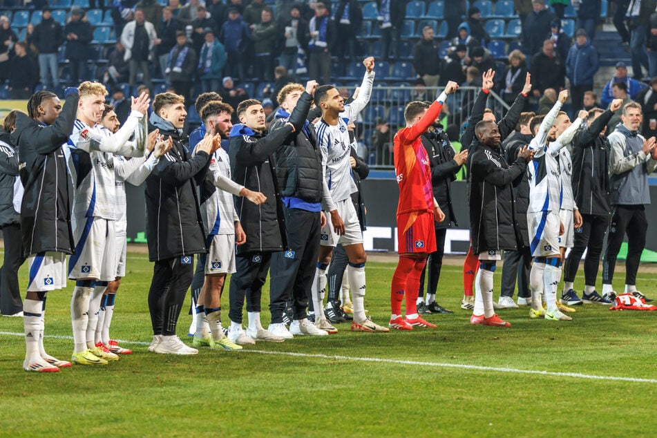 Nach dem bärenstarken Auftritt und dem hochverdienten Auswärtssieg gegen Magdeburg ließen sich die HSV-Spieler von den mitgereisten Fans feiern.