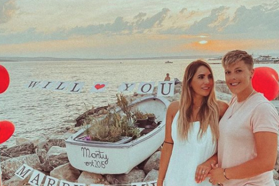 Freundin Lu machte Jenny Thiede (24, l.) am Sonntagabend einen Heiratsantrag am Strand von Kroatien.