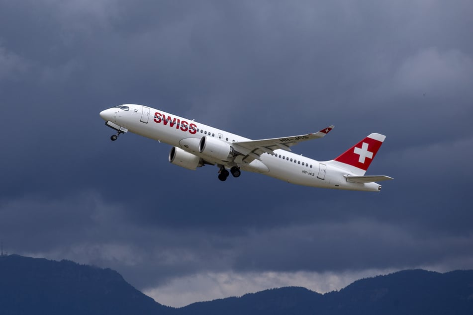 Wegen eines stechenden Geruchs an Bord musste die Maschine spontan ihren Kurs ändern. (Symbolbild)