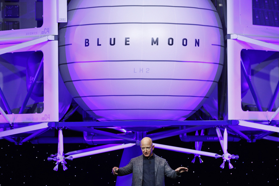 Auch auf den Mond soll es gehen! Bereits 2019 stellte Bezos ein Modell der Mondlandefähre "Blue Moon" vor.