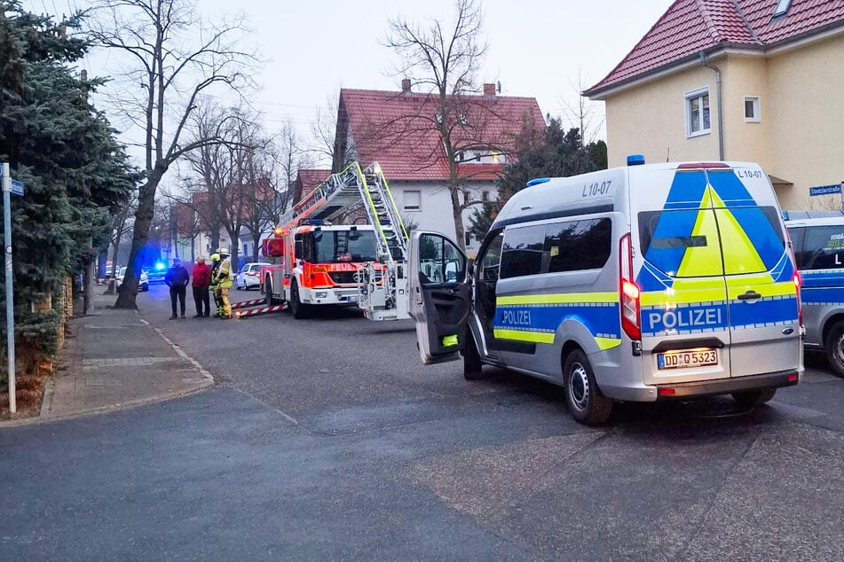 Polizei, Feuerwehr und Verhandlungsgruppe waren in Wiederitzsch im Einsatz. Erst am Mittag konnte ein auf einem Dach sitzender Mann von diesem heruntergeholt werden.