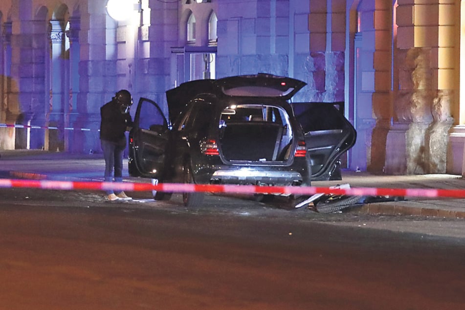 Ein riesiges Waffenlager fanden Bundespolizisten in dem falsch abgeparkten Mercedes.
