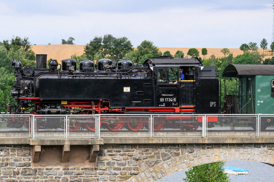 Die Dampflok BR 99 1734-5 fährt über die Bornmanngrund-Brücke an der Talsperre Malter. Die Weißeritztalbahn hat in dieser Saison insgesamt 70 Veranstaltungen im Programm.