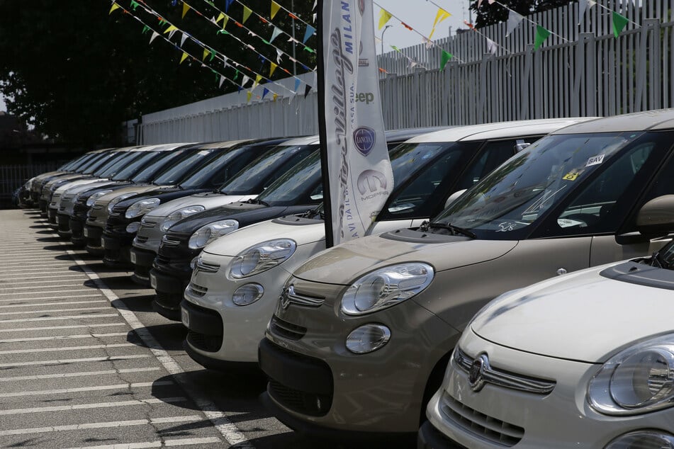 Autos stehen auf dem Parkplatz vor einem Fiat Chrysler Autohändler. (Symbolbild)