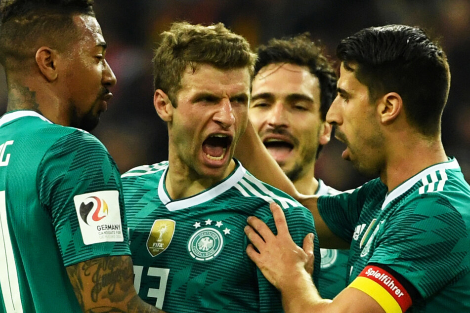 Jérôme Boateng (32; l.) Thomas Müller (31; 2.v.l.) und Mats Hummels (31; 2.v.r.) sind in den Köpfen vieler mit DFB-Erfolgen verbunden. Doch auch sie hatten ihre Schwächephasen.