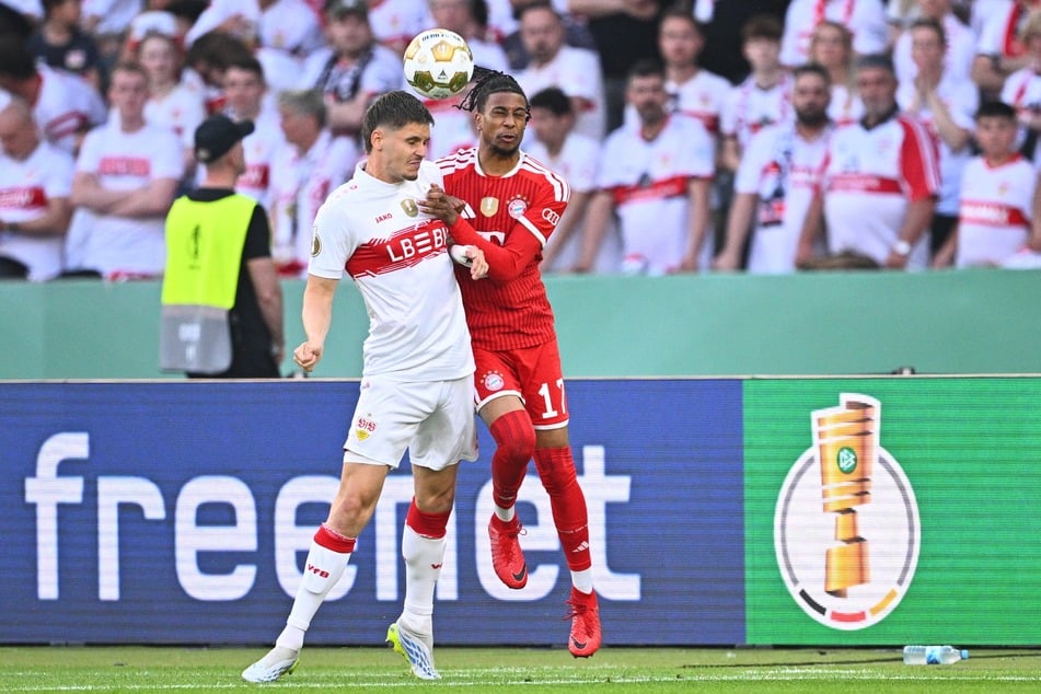 Ramon Hendriks (l.) und Michael Olise im Kopfballduell.