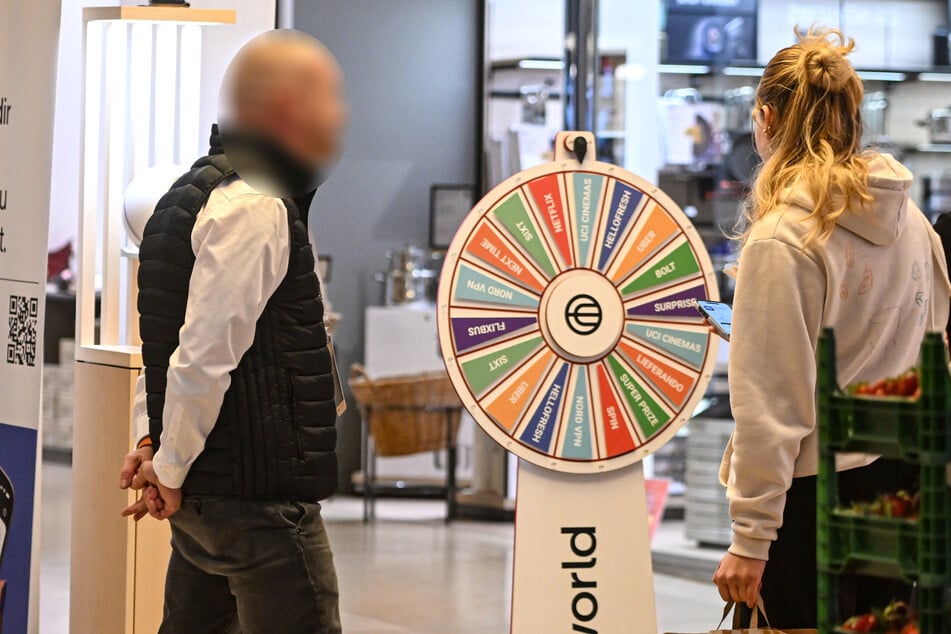 Mit Gutscheinen von Netflix, Lieferando und Co. werden die Leute an den Stand gelockt.