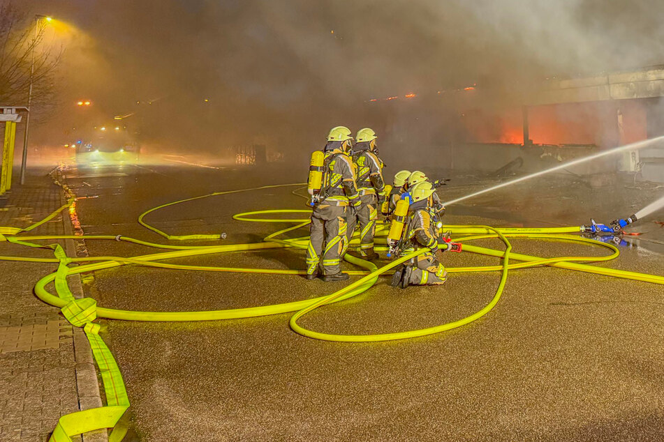 Lagerhalle brennt lichterloh: Großeinsatz im Kreis Karlsruhe