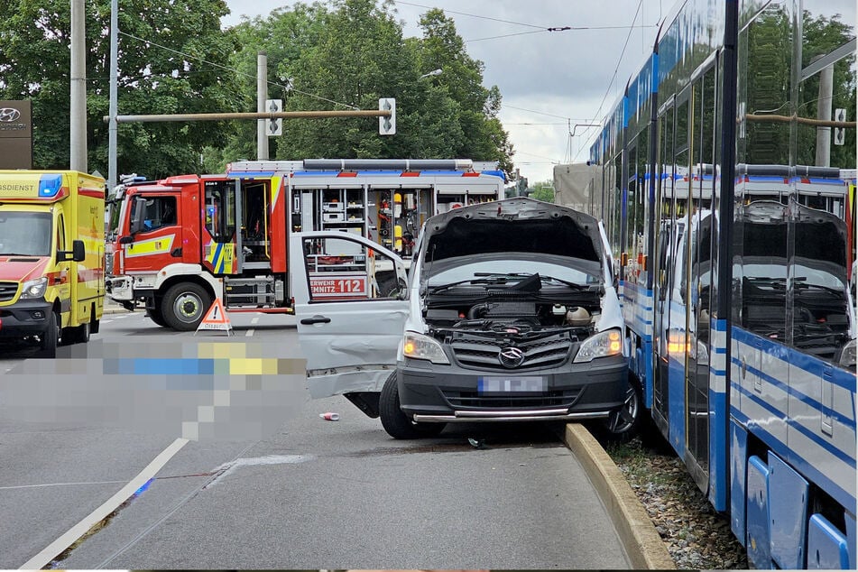 Der Kleintransporter übersah die "rote" Ampel und krachte gegen die Straßenbahn.