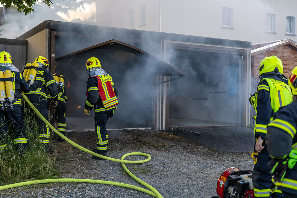 Am Montagabend brannte in Treuen eine Garage komplett aus. Es entstand ein Schaden von rund 15.000 Euro.