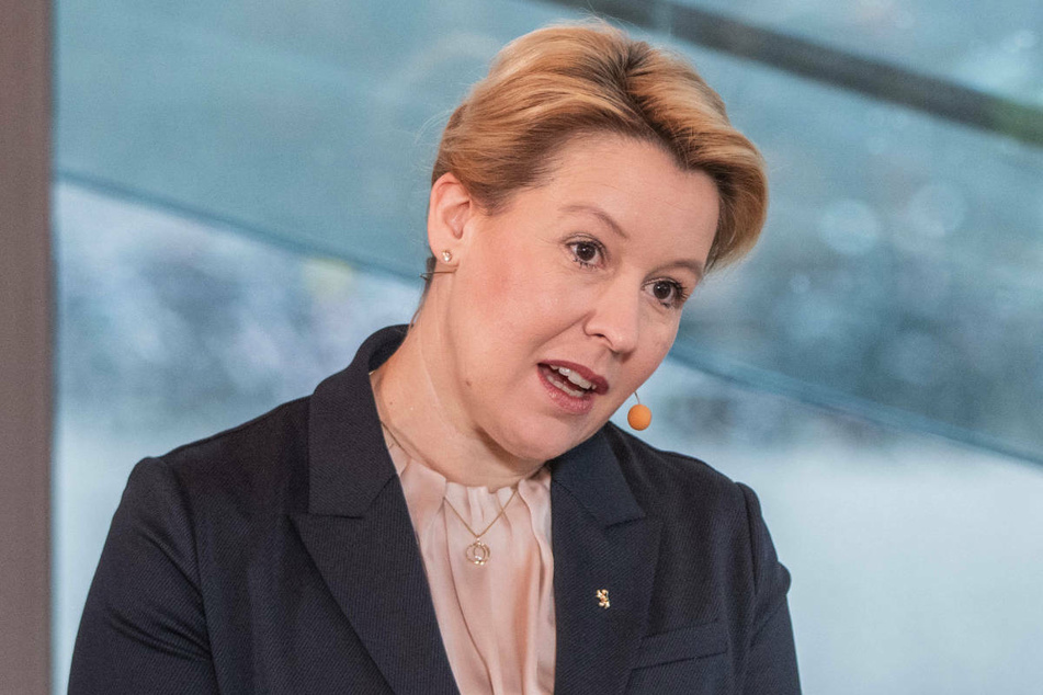 Berlins Regierende Bürgermeisterin Franziska Giffey (43, SPD) hat am Dienstag im ZDF-"Morgenmagazin" die Strafverfolgung von Unterstützungsbekundungen für den Angriffskrieg gegen die Ukraine angekündigt und nochmals eindringlich Unterstützung bei der Hilfe für Ukraine-Flüchtlinge gefordert.