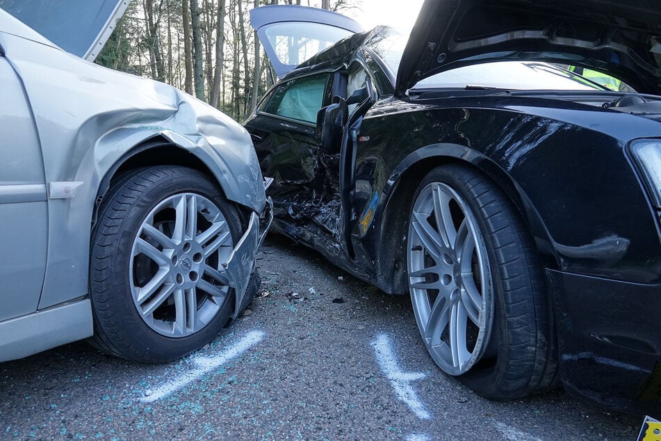 Die 39-jährige Fahrerin des Opel Vectra und der 27-jährige Fahrer des Audi A5 wurden schwer verletzt.