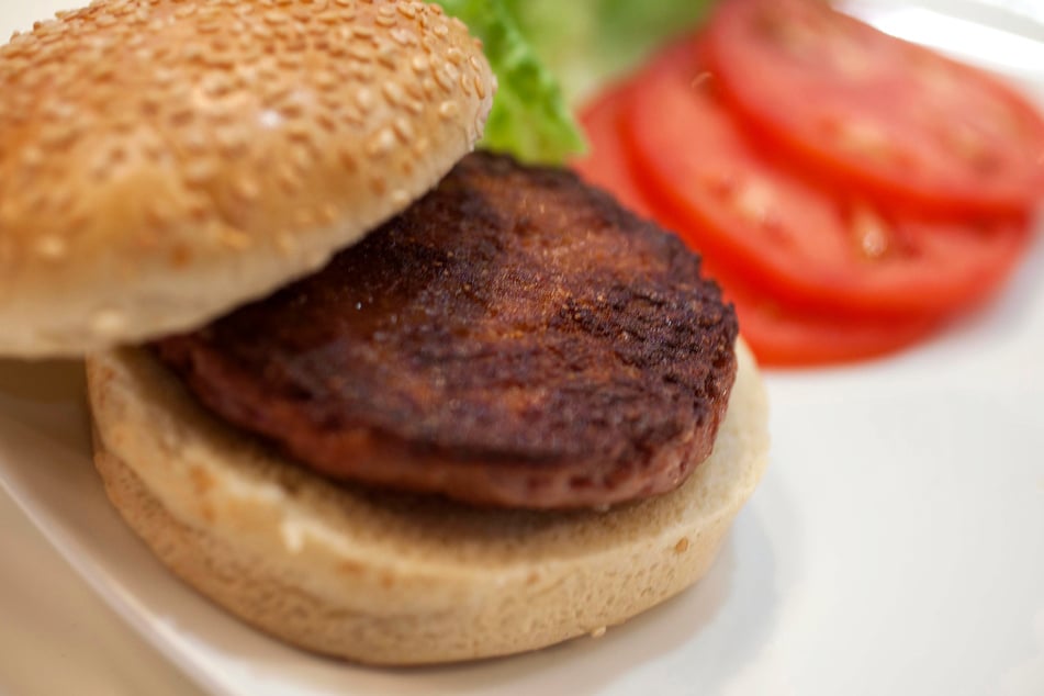 Schon vor einigen Jahren wurde ein Burger mit einem künstlich erzeugten Patty einer Restaurant-Kritikerin serviert.