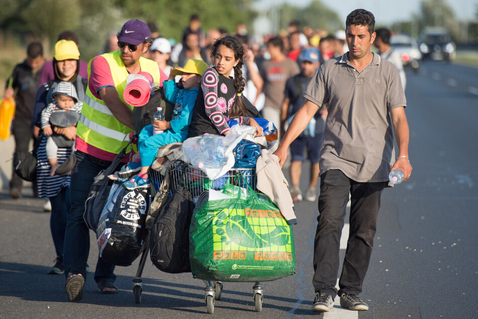 Hunderte Flüchtlinge aus Syrien, dem Irak und Afrika machten sich 2015 zu Fuß auf den Weg nach Deutschland.